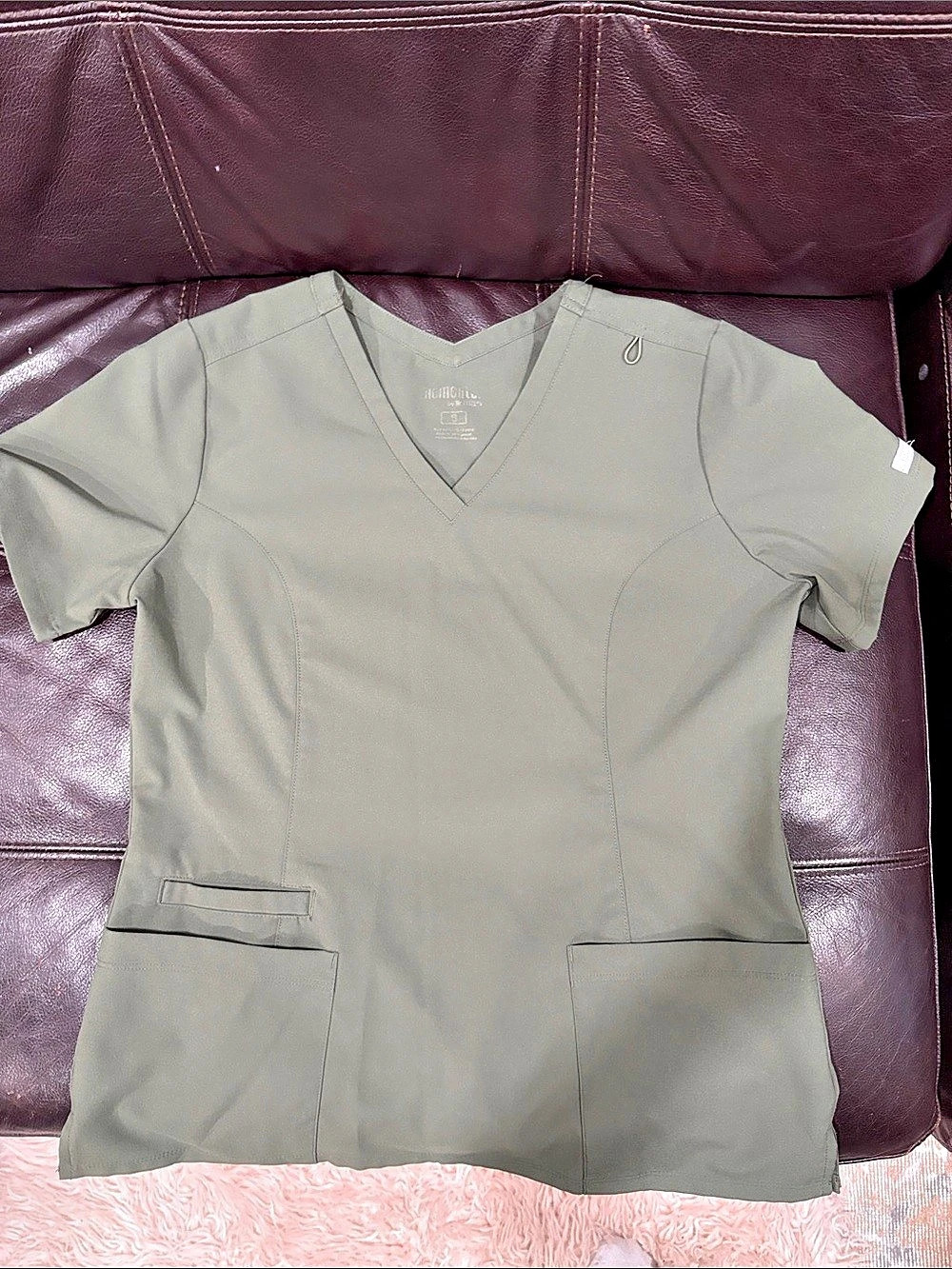 Three-Pocket Scrub Top V-Neck Green small and jogger green pants xs